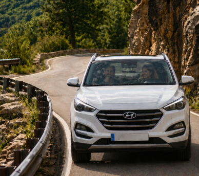 Coche circulando por una carretera de Ibiza entre pinos, ideal para planificar calas fáciles de llegar desde un hostal boutique en San Antonio Ibiza