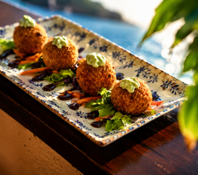 Plato de cocina ibicenca de Rebost de Can Prats en San Antonio Ibiza recomendado desde hostal boutique en San Antonio Ibiza