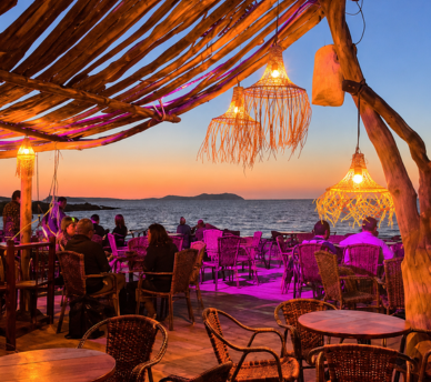 Kumharas Ibiza al atardecer, un lugar con ambiente relajado cerca de Hostal Rosell Boutique, hostal boutique en San Antonio Ibiza.