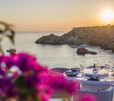 Vistas al mar desde Cotton Beach Club en Cala Tarida, un restaurante elegante para cenar al atardecer en Ibiza desde un hostal boutique en San Antonio Ibiza.