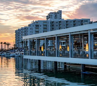 Vista exterior de Es Nàutic junto al puerto de San Antonio Ibiza desde hostal boutique en San Antonio Ibiza