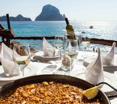 Restaurante El Carmen en Cala d’Hort con vistas a Es Vedrà, ideal para una cena mediterránea cerca de un hostal boutique en San Antonio Ibiza.