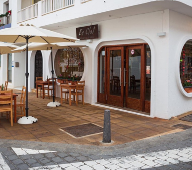 Fachada de Es Clot en San Antonio Ibiza recomendada desde hostal boutique en San Antonio Ibiza