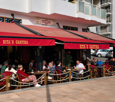 Terraza de Rita’s Cantina en San Antonio Ibiza para desayunos y comida casual cerca de hostal boutique en San Antonio Ibiza