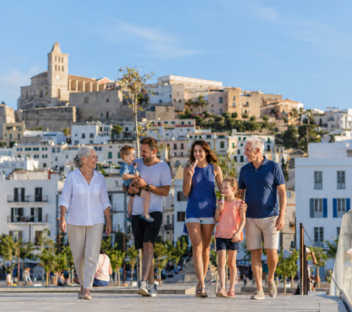 Familia disfrutando de Ibiza al atardecer, una forma cómoda de combinar playa, cena y descanso desde un hostal boutique en San Antonio Ibiza.