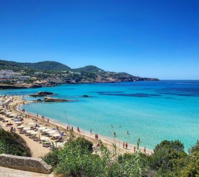 Aguas cristalinas y paisaje rocoso en Platges de Comte, una de las calas más bonitas cerca de un hostal boutique en San Antonio Ibiza