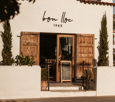 Restaurante sencillo y acogedor en Ibiza para disfrutar de una cena con presupuesto ajustado cerca de un hostal boutique en San Antonio Ibiza.