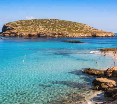 Cala Comte, playa de aguas turquesas cerca de un hostal boutique en San Antonio Ibiza