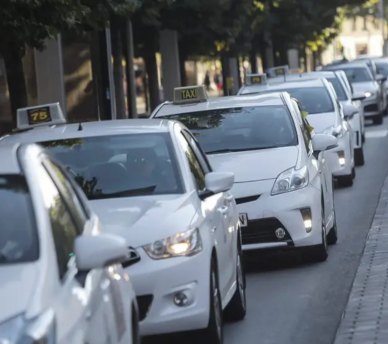 Coches en tráfico de Ibiza durante temporada alta desde un hostal boutique en San Antonio Ibiza
