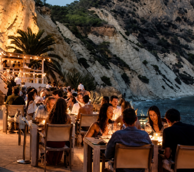 Cena romántica al atardecer en Ibiza, un plan especial para parejas recomendado desde un hostal boutique en San Antonio Ibiza.