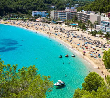 Cala de Sant Vicent, playa amplia del norte de Ibiza con arena clara y servicios cerca, ideal para visitar desde un hostal boutique en San Antonio Ibiza