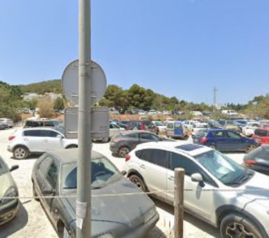 Aparcamiento en la zona de Historiador Clapés en Santa Eulalia, una opción para dejar el coche y caminar al centro, recomendado por un hostal boutique en San Antonio Ibiza.