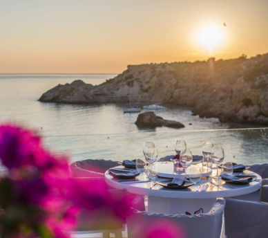 Cotton Beach Club al atardecer Cotton Beach Club en Cala Tarida