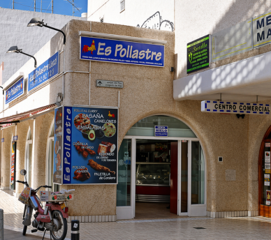 Fachada de Es Pollastre en San Antonio Ibiza desde hostal boutique en San Antonio Ibiza