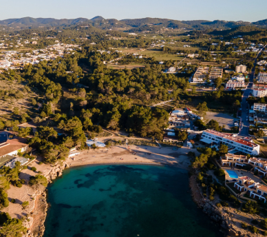 Port des Torrent, playa cómoda con servicios cerca de San Antonio, ideal para un día sencillo desde un hostal boutique en San Antonio Ibiza