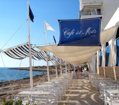 Exterior de Café del Mar en San Antonio Ibiza, uno de los lugares más conocidos para ver la puesta de sol cerca de un hostal boutique en San Antonio Ibiza.