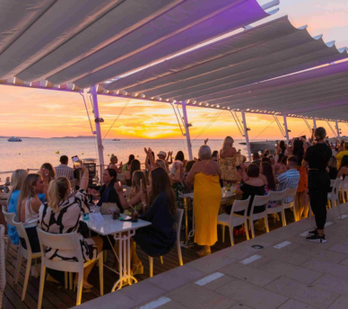 Terraza de Café Mambo al atardecer en San Antonio Ibiza, uno de los lugares más conocidos para disfrutar del sunset cerca de un hostal boutique en San Antonio Ibiza.