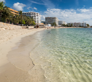 Santa Eulalia Ibiza, playa urbana cómoda desde un hostal boutique en San Antonio Ibiza