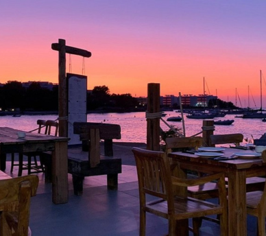 Restaurante Es Virot al atardecer Es Virot frente a la bahía de San Antonio