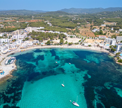 Es Canar Ibiza, playa familiar para descubrir desde un hostal boutique en San Antonio Ibiza