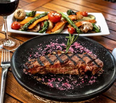 Plato de carne de Zebra Steak and Grill en San Antonio Ibiza desde hostal boutique en San Antonio Ibiza