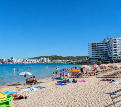 Bahía de San Antonio Ibiza para alojarse cerca de la playa