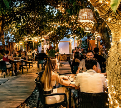 Terraza de Natural Pau en San Antonio Ibiza recomendada desde hostal boutique en San Antonio Ibiza