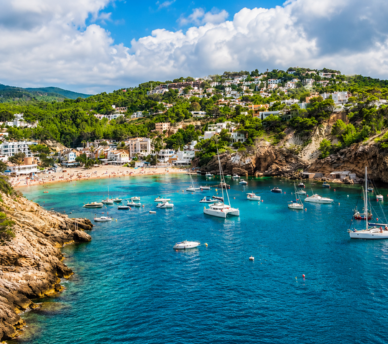 Vista de Cala Tarida con arena clara, mar turquesa y servicios cerca, una playa cómoda desde un hostal boutique en San Antonio Ibiza