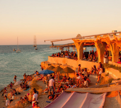 Sunset Ashram en Cala Comte, un lugar emblemático para disfrutar de la puesta de sol en Ibiza desde un hostal boutique en San Antonio Ibiza.