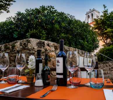 Mesa exterior de Grill Sant Antoni en San Antonio Ibiza recomendada desde hostal boutique en San Antonio Ibiza