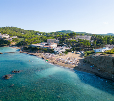 Playa de Es Figueral en Santa Eulalia, con aguas claras y ambiente familiar, una opción cómoda desde un hostal boutique en San Antonio Ibiza