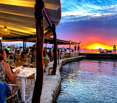 Terraza de Es Puetó frente al mar en San Antonio Ibiza desde hostal boutique en San Antonio Ibiza