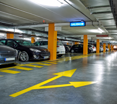 Parking subterráneo de pago en Santa Eulalia, una opción cómoda para aparcar cerca del centro, el paseo y los restaurantes, recomendada por un hostal boutique en San Antonio Ibiza.