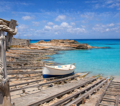 Pasarela de madera y mar turquesa en Ses Platgetes, Formentera | hostal boutique en San Antonio Ibiza