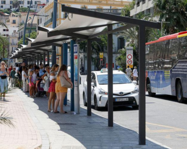 Taxi y autobús en Ibiza durante verano como opciones de transporte desde San Antonio
